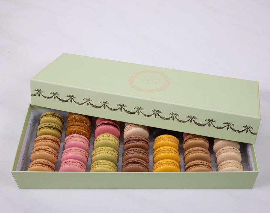 Intemporel » 35 macarons Gift box - Green | Maison Ladurée